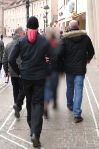 Drei Zivilpolizisten bei der 'Arbeit'